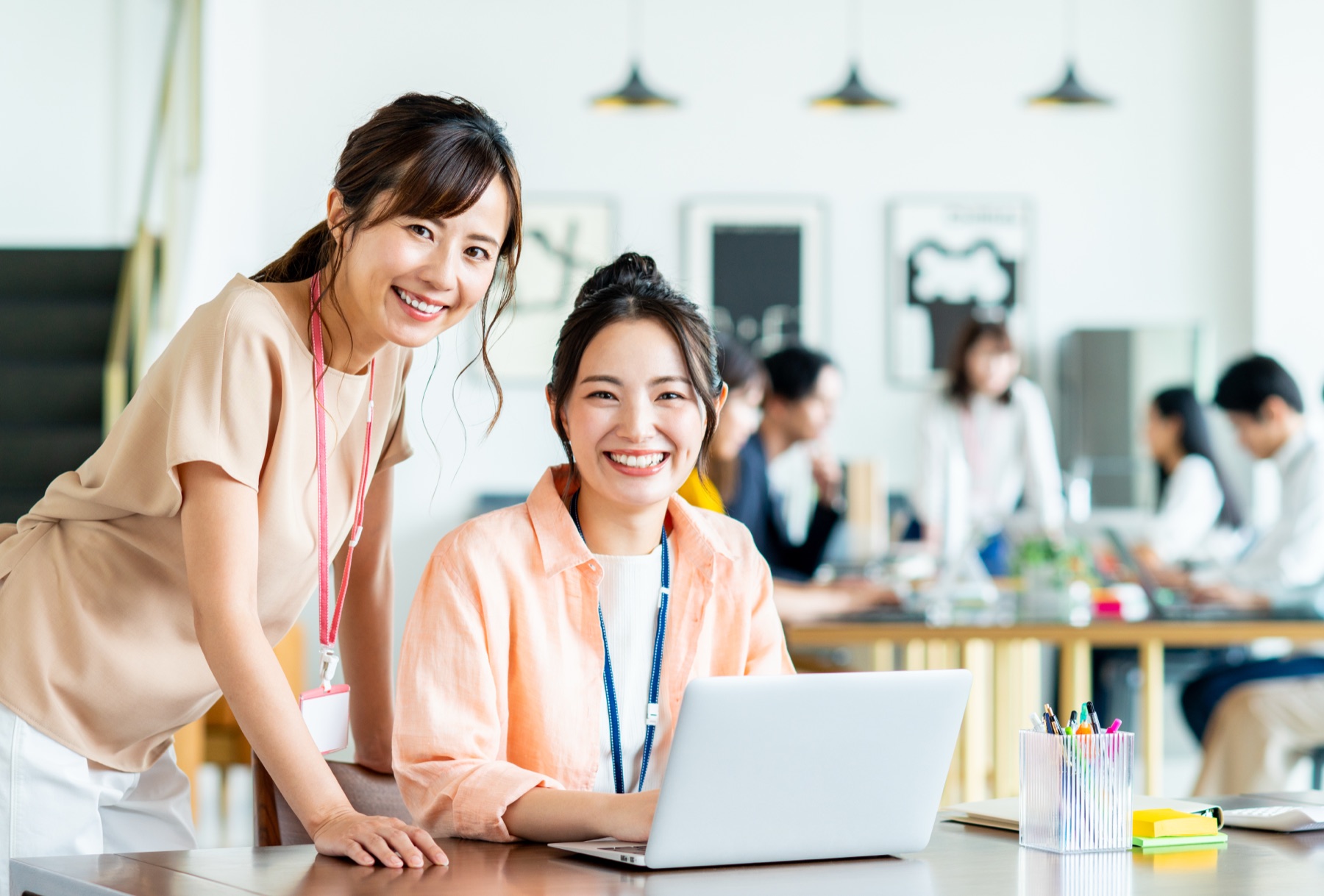 職場で笑顔で働く女性たちのイメージ